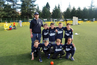 Entre el 3 y el 6 de abril tuvo lugar en El Soto de Burlada una nueva edición (y ya van doce) del ya clásico Torneo Interescolar que organiza la Federación Navarra de Béisbol y en la que tomaron parte 210 escolares que conformaron 18 equipos mixtos pertenecientes a 13 centros educativos de toda la comarca de Pamplona.