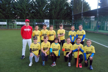 Entre el 3 y el 6 de abril tuvo lugar en El Soto de Burlada una nueva edición (y ya van doce) del ya clásico Torneo Interescolar que organiza la Federación Navarra de Béisbol y en la que tomaron parte 210 escolares que conformaron 18 equipos mixtos pertenecientes a 13 centros educativos de toda la comarca de Pamplona.