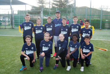 Entre el 3 y el 6 de abril tuvo lugar en El Soto de Burlada una nueva edición (y ya van doce) del ya clásico Torneo Interescolar que organiza la Federación Navarra de Béisbol y en la que tomaron parte 210 escolares que conformaron 18 equipos mixtos pertenecientes a 13 centros educativos de toda la comarca de Pamplona.