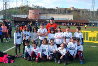 Entre el 3 y el 6 de abril tuvo lugar en El Soto de Burlada una nueva edición (y ya van doce) del ya clásico Torneo Interescolar que organiza la Federación Navarra de Béisbol y en la que tomaron parte 210 escolares que conformaron 18 equipos mixtos pertenecientes a 13 centros educativos de toda la comarca de Pamplona.