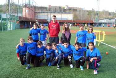 Entre el 3 y el 6 de abril tuvo lugar en El Soto de Burlada una nueva edición (y ya van doce) del ya clásico Torneo Interescolar que organiza la Federación Navarra de Béisbol y en la que tomaron parte 210 escolares que conformaron 18 equipos mixtos pertenecientes a 13 centros educativos de toda la comarca de Pamplona.