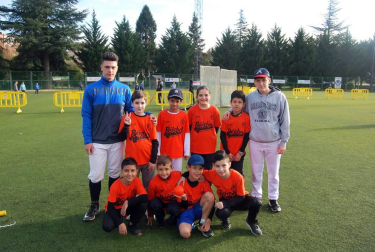 Entre el 3 y el 6 de abril tuvo lugar en El Soto de Burlada una nueva edición (y ya van doce) del ya clásico Torneo Interescolar que organiza la Federación Navarra de Béisbol y en la que tomaron parte 210 escolares que conformaron 18 equipos mixtos pertenecientes a 13 centros educativos de toda la comarca de Pamplona.