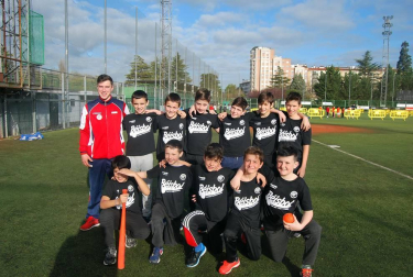 Entre el 3 y el 6 de abril tuvo lugar en El Soto de Burlada una nueva edición (y ya van doce) del ya clásico Torneo Interescolar que organiza la Federación Navarra de Béisbol y en la que tomaron parte 210 escolares que conformaron 18 equipos mixtos pertenecientes a 13 centros educativos de toda la comarca de Pamplona.