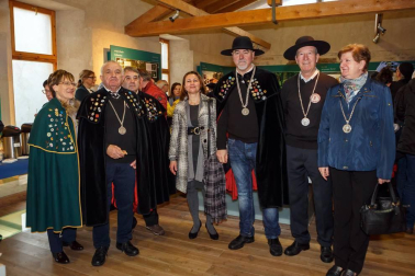 Villava vivió una nueva jornada festiva y gastronómica alrededor de la celebración de XIII Capítulo de la Cofradía del Relleno de Navarra. El acto principal fue el nombramiento de cuatro nuevo cofrades: Isabel Elizalde Arretxea, consejera del Gobierno de Navarra; Ignacio Idoate, del Restaurante Alhambra; Ion Bustamante,  árbitro internacional de balonmano; y José María Arrasate Olóriz, de panadería Arrasate.