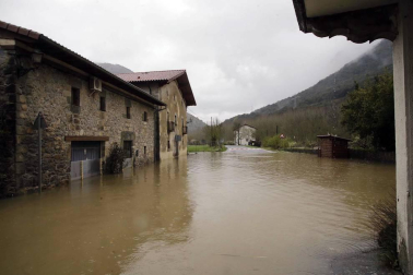 El río Arakil se desbordó en distintos puntos de su curso hasta clausurar comunicaciones internas y anegar prados y parcelas de cultivo.