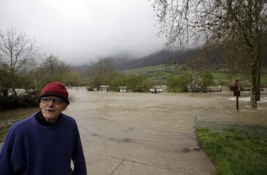 El río Arakil se desbordó en distintos puntos de su curso hasta clausurar comunicaciones internas y anegar prados y parcelas de cultivo.