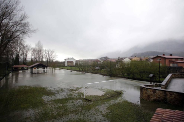El río Arakil se desbordó en distintos puntos de su curso hasta clausurar comunicaciones internas y anegar prados y parcelas de cultivo.