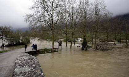 El río Arakil se desbordó en distintos puntos de su curso hasta clausurar comunicaciones internas y anegar prados y parcelas de cultivo.