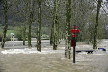 El río Arakil se desbordó en distintos puntos de su curso hasta clausurar comunicaciones internas y anegar prados y parcelas de cultivo.