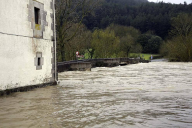 El río Arakil se desbordó en distintos puntos de su curso hasta clausurar comunicaciones internas y anegar prados y parcelas de cultivo.