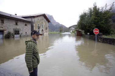 El río Arakil se desbordó en distintos puntos de su curso hasta clausurar comunicaciones internas y anegar prados y parcelas de cultivo.