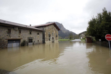 El río Arakil se desbordó en distintos puntos de su curso hasta clausurar comunicaciones internas y anegar prados y parcelas de cultivo.