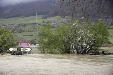 El río Arakil se desbordó en distintos puntos de su curso hasta clausurar comunicaciones internas y anegar prados y parcelas de cultivo.