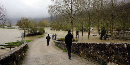 El río Arakil se desbordó en distintos puntos de su curso hasta clausurar comunicaciones internas y anegar prados y parcelas de cultivo.