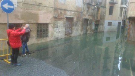 Las copiosas lluvias caídas en toda Navarra en los últimos días pusieron ayer en el punto de mira a los ríos navarros, que estuvieron en estado de alerta durante todo el día. Tras el desborde de los ríos Arga, Arakil, Ega y Aragón este jueves, para hoy el foco se centra en el Ebro, que a las cinco y veinte de la madrugada ha superado los 2.500 m³/s de caudal. A las ocho y media de la mañana, este río registra ya una altura de 7,73 metros y una traída de aguas de 2.644 m³/s.