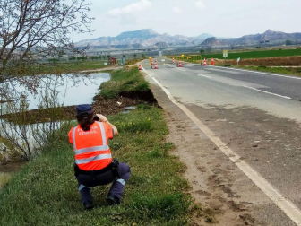 Las copiosas lluvias caídas en toda Navarra en los últimos días pusieron ayer en el punto de mira a los ríos navarros, que estuvieron en estado de alerta durante todo el día. Tras el desborde de los ríos Arga, Arakil, Ega y Aragón este jueves, para hoy el foco se centra en el Ebro, que a las cinco y veinte de la madrugada ha superado los 2.500 m³/s de caudal. A las ocho y media de la mañana, este río registra ya una altura de 7,73 metros y una traída de aguas de 2.644 m³/s.