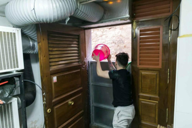 Las copiosas lluvias caídas en toda Navarra en los últimos días pusieron ayer en el punto de mira a los ríos navarros, que estuvieron en estado de alerta durante todo el día. Tras el desborde de los ríos Arga, Arakil, Ega y Aragón este jueves, para hoy el foco se centra en el Ebro, que a las cinco y veinte de la madrugada ha superado los 2.500 m³/s de caudal. A las ocho y media de la mañana, este río registra ya una altura de 7,73 metros y una traída de aguas de 2.644 m³/s.