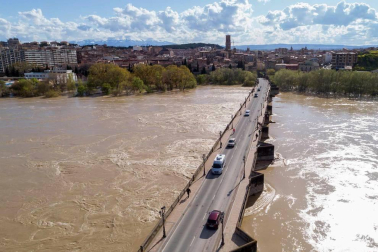 Las copiosas lluvias caídas en toda Navarra en los últimos días pusieron ayer en el punto de mira a los ríos navarros, que estuvieron en estado de alerta durante todo el día. Tras el desborde de los ríos Arga, Arakil, Ega y Aragón este jueves, para hoy el foco se centra en el Ebro, que a las cinco y veinte de la madrugada ha superado los 2.500 m³/s de caudal. A las ocho y media de la mañana, este río registra ya una altura de 7,73 metros y una traída de aguas de 2.644 m³/s.