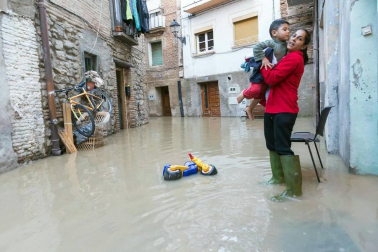 Las copiosas lluvias caídas en toda Navarra en los últimos días pusieron ayer en el punto de mira a los ríos navarros, que estuvieron en estado de alerta durante todo el día. Tras el desborde de los ríos Arga, Arakil, Ega y Aragón este jueves, para hoy el foco se centra en el Ebro, que a las cinco y veinte de la madrugada ha superado los 2.500 m³/s de caudal. A las ocho y media de la mañana, este río registra ya una altura de 7,73 metros y una traída de aguas de 2.644 m³/s.