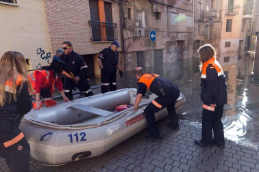 Las copiosas lluvias caídas en toda Navarra en los últimos días pusieron ayer en el punto de mira a los ríos navarros, que estuvieron en estado de alerta durante todo el día. Tras el desborde de los ríos Arga, Arakil, Ega y Aragón este jueves, para hoy el foco se centra en el Ebro, que a las cinco y veinte de la madrugada ha superado los 2.500 m³/s de caudal. A las ocho y media de la mañana, este río registra ya una altura de 7,73 metros y una traída de aguas de 2.644 m³/s.