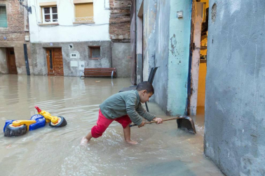 Las copiosas lluvias caídas en toda Navarra en los últimos días pusieron ayer en el punto de mira a los ríos navarros, que estuvieron en estado de alerta durante todo el día. Tras el desborde de los ríos Arga, Arakil, Ega y Aragón este jueves, para hoy el foco se centra en el Ebro, que a las cinco y veinte de la madrugada ha superado los 2.500 m³/s de caudal. A las ocho y media de la mañana, este río registra ya una altura de 7,73 metros y una traída de aguas de 2.644 m³/s.
