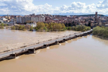 Las copiosas lluvias caídas en toda Navarra en los últimos días pusieron ayer en el punto de mira a los ríos navarros, que estuvieron en estado de alerta durante todo el día. Tras el desborde de los ríos Arga, Arakil, Ega y Aragón este jueves, para hoy el foco se centra en el Ebro, que a las cinco y veinte de la madrugada ha superado los 2.500 m³/s de caudal. A las ocho y media de la mañana, este río registra ya una altura de 7,73 metros y una traída de aguas de 2.644 m³/s.