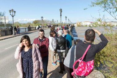 Las copiosas lluvias caídas en toda Navarra en los últimos días pusieron ayer en el punto de mira a los ríos navarros, que estuvieron en estado de alerta durante todo el día. Tras el desborde de los ríos Arga, Arakil, Ega y Aragón este jueves, para hoy el foco se centra en el Ebro, que a las cinco y veinte de la madrugada ha superado los 2.500 m³/s de caudal. A las ocho y media de la mañana, este río registra ya una altura de 7,73 metros y una traída de aguas de 2.644 m³/s.