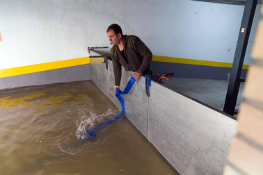 Las copiosas lluvias caídas en toda Navarra en los últimos días pusieron ayer en el punto de mira a los ríos navarros, que estuvieron en estado de alerta durante todo el día. Tras el desborde de los ríos Arga, Arakil, Ega y Aragón este jueves, para hoy el foco se centra en el Ebro, que a las cinco y veinte de la madrugada ha superado los 2.500 m³/s de caudal. A las ocho y media de la mañana, este río registra ya una altura de 7,73 metros y una traída de aguas de 2.644 m³/s.