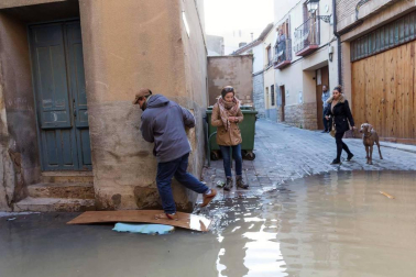 Las copiosas lluvias caídas en toda Navarra en los últimos días pusieron ayer en el punto de mira a los ríos navarros, que estuvieron en estado de alerta durante todo el día. Tras el desborde de los ríos Arga, Arakil, Ega y Aragón este jueves, para hoy el foco se centra en el Ebro, que a las cinco y veinte de la madrugada ha superado los 2.500 m³/s de caudal. A las ocho y media de la mañana, este río registra ya una altura de 7,73 metros y una traída de aguas de 2.644 m³/s.