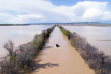 Las copiosas lluvias caídas en toda Navarra en los últimos días pusieron ayer en el punto de mira a los ríos navarros, que estuvieron en estado de alerta durante todo el día. Tras el desborde de los ríos Arga, Arakil, Ega y Aragón este jueves, para hoy el foco se centra en el Ebro, que a las cinco y veinte de la madrugada ha superado los 2.500 m³/s de caudal. A las ocho y media de la mañana, este río registra ya una altura de 7,73 metros y una traída de aguas de 2.644 m³/s.