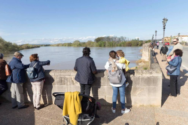Las copiosas lluvias caídas en toda Navarra en los últimos días pusieron ayer en el punto de mira a los ríos navarros, que estuvieron en estado de alerta durante todo el día. Tras el desborde de los ríos Arga, Arakil, Ega y Aragón este jueves, para hoy el foco se centra en el Ebro, que a las cinco y veinte de la madrugada ha superado los 2.500 m³/s de caudal. A las ocho y media de la mañana, este río registra ya una altura de 7,73 metros y una traída de aguas de 2.644 m³/s.