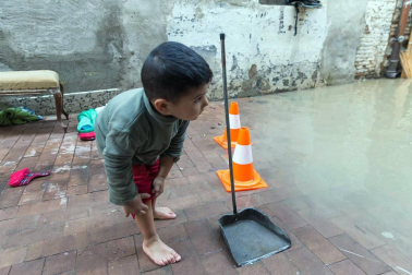 Las copiosas lluvias caídas en toda Navarra en los últimos días pusieron ayer en el punto de mira a los ríos navarros, que estuvieron en estado de alerta durante todo el día. Tras el desborde de los ríos Arga, Arakil, Ega y Aragón este jueves, para hoy el foco se centra en el Ebro, que a las cinco y veinte de la madrugada ha superado los 2.500 m³/s de caudal. A las ocho y media de la mañana, este río registra ya una altura de 7,73 metros y una traída de aguas de 2.644 m³/s.
