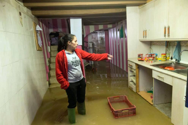Las copiosas lluvias caídas en toda Navarra en los últimos días pusieron ayer en el punto de mira a los ríos navarros, que estuvieron en estado de alerta durante todo el día. Tras el desborde de los ríos Arga, Arakil, Ega y Aragón este jueves, para hoy el foco se centra en el Ebro, que a las cinco y veinte de la madrugada ha superado los 2.500 m³/s de caudal. A las ocho y media de la mañana, este río registra ya una altura de 7,73 metros y una traída de aguas de 2.644 m³/s.