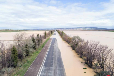 Las copiosas lluvias caídas en toda Navarra en los últimos días pusieron ayer en el punto de mira a los ríos navarros, que estuvieron en estado de alerta durante todo el día. Tras el desborde de los ríos Arga, Arakil, Ega y Aragón este jueves, para hoy el foco se centra en el Ebro, que a las cinco y veinte de la madrugada ha superado los 2.500 m³/s de caudal. A las ocho y media de la mañana, este río registra ya una altura de 7,73 metros y una traída de aguas de 2.644 m³/s.