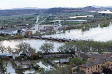 Las copiosas lluvias caídas en toda Navarra en los últimos días pusieron ayer en el punto de mira a los ríos navarros, que estuvieron en estado de alerta durante todo el día. Tras el desborde de los ríos Arga, Arakil, Ega y Aragón este jueves, para hoy el foco se centra en el Ebro, que a las cinco y veinte de la madrugada ha superado los 2.500 m³/s de caudal. A las ocho y media de la mañana, este río registra ya una altura de 7,73 metros y una traída de aguas de 2.644 m³/s.