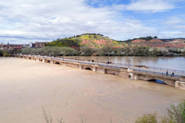 Las copiosas lluvias caídas en toda Navarra en los últimos días pusieron ayer en el punto de mira a los ríos navarros, que estuvieron en estado de alerta durante todo el día. Tras el desborde de los ríos Arga, Arakil, Ega y Aragón este jueves, para hoy el foco se centra en el Ebro, que a las cinco y veinte de la madrugada ha superado los 2.500 m³/s de caudal. A las ocho y media de la mañana, este río registra ya una altura de 7,73 metros y una traída de aguas de 2.644 m³/s.