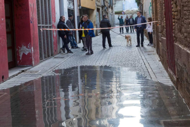 Las copiosas lluvias caídas en toda Navarra en los últimos días pusieron ayer en el punto de mira a los ríos navarros, que estuvieron en estado de alerta durante todo el día. Tras el desborde de los ríos Arga, Arakil, Ega y Aragón este jueves, para hoy el foco se centra en el Ebro, que a las cinco y veinte de la madrugada ha superado los 2.500 m³/s de caudal. A las ocho y media de la mañana, este río registra ya una altura de 7,73 metros y una traída de aguas de 2.644 m³/s.