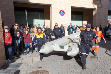 Las copiosas lluvias caídas en toda Navarra en los últimos días pusieron ayer en el punto de mira a los ríos navarros, que estuvieron en estado de alerta durante todo el día. Tras el desborde de los ríos Arga, Arakil, Ega y Aragón este jueves, para hoy el foco se centra en el Ebro, que a las cinco y veinte de la madrugada ha superado los 2.500 m³/s de caudal. A las ocho y media de la mañana, este río registra ya una altura de 7,73 metros y una traída de aguas de 2.644 m³/s.