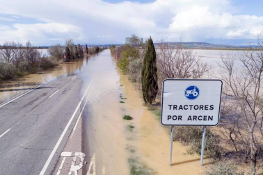 Las copiosas lluvias caídas en toda Navarra en los últimos días pusieron ayer en el punto de mira a los ríos navarros, que estuvieron en estado de alerta durante todo el día. Tras el desborde de los ríos Arga, Arakil, Ega y Aragón este jueves, para hoy el foco se centra en el Ebro, que a las cinco y veinte de la madrugada ha superado los 2.500 m³/s de caudal. A las ocho y media de la mañana, este río registra ya una altura de 7,73 metros y una traída de aguas de 2.644 m³/s.