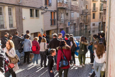 Las copiosas lluvias caídas en toda Navarra en los últimos días pusieron ayer en el punto de mira a los ríos navarros, que estuvieron en estado de alerta durante todo el día. Tras el desborde de los ríos Arga, Arakil, Ega y Aragón este jueves, para hoy el foco se centra en el Ebro, que a las cinco y veinte de la madrugada ha superado los 2.500 m³/s de caudal. A las ocho y media de la mañana, este río registra ya una altura de 7,73 metros y una traída de aguas de 2.644 m³/s.