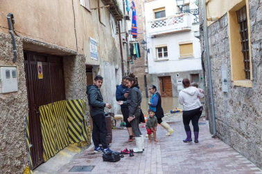 Las copiosas lluvias caídas en toda Navarra en los últimos días pusieron ayer en el punto de mira a los ríos navarros, que estuvieron en estado de alerta durante todo el día. Tras el desborde de los ríos Arga, Arakil, Ega y Aragón este jueves, para hoy el foco se centra en el Ebro, que a las cinco y veinte de la madrugada ha superado los 2.500 m³/s de caudal. A las ocho y media de la mañana, este río registra ya una altura de 7,73 metros y una traída de aguas de 2.644 m³/s.