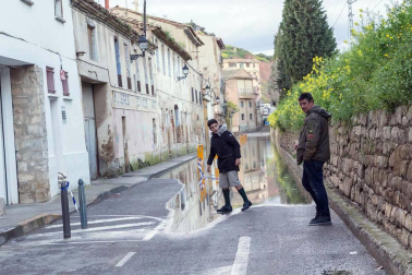 Las copiosas lluvias caídas en toda Navarra en los últimos días pusieron ayer en el punto de mira a los ríos navarros, que estuvieron en estado de alerta durante todo el día. Tras el desborde de los ríos Arga, Arakil, Ega y Aragón este jueves, para hoy el foco se centra en el Ebro, que a las cinco y veinte de la madrugada ha superado los 2.500 m³/s de caudal. A las ocho y media de la mañana, este río registra ya una altura de 7,73 metros y una traída de aguas de 2.644 m³/s.