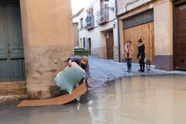 Las copiosas lluvias caídas en toda Navarra en los últimos días pusieron ayer en el punto de mira a los ríos navarros, que estuvieron en estado de alerta durante todo el día. Tras el desborde de los ríos Arga, Arakil, Ega y Aragón este jueves, para hoy el foco se centra en el Ebro, que a las cinco y veinte de la madrugada ha superado los 2.500 m³/s de caudal. A las ocho y media de la mañana, este río registra ya una altura de 7,73 metros y una traída de aguas de 2.644 m³/s.