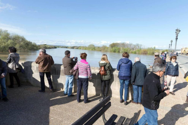Las copiosas lluvias caídas en toda Navarra en los últimos días pusieron ayer en el punto de mira a los ríos navarros, que estuvieron en estado de alerta durante todo el día. Tras el desborde de los ríos Arga, Arakil, Ega y Aragón este jueves, para hoy el foco se centra en el Ebro, que a las cinco y veinte de la madrugada ha superado los 2.500 m³/s de caudal. A las ocho y media de la mañana, este río registra ya una altura de 7,73 metros y una traída de aguas de 2.644 m³/s.
