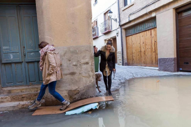 Las copiosas lluvias caídas en toda Navarra en los últimos días pusieron ayer en el punto de mira a los ríos navarros, que estuvieron en estado de alerta durante todo el día. Tras el desborde de los ríos Arga, Arakil, Ega y Aragón este jueves, para hoy el foco se centra en el Ebro, que a las cinco y veinte de la madrugada ha superado los 2.500 m³/s de caudal. A las ocho y media de la mañana, este río registra ya una altura de 7,73 metros y una traída de aguas de 2.644 m³/s.
