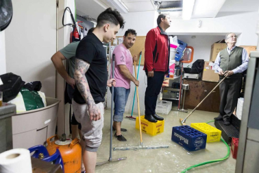 Las copiosas lluvias caídas en toda Navarra en los últimos días pusieron ayer en el punto de mira a los ríos navarros, que estuvieron en estado de alerta durante todo el día. Tras el desborde de los ríos Arga, Arakil, Ega y Aragón este jueves, para hoy el foco se centra en el Ebro, que a las cinco y veinte de la madrugada ha superado los 2.500 m³/s de caudal. A las ocho y media de la mañana, este río registra ya una altura de 7,73 metros y una traída de aguas de 2.644 m³/s.
