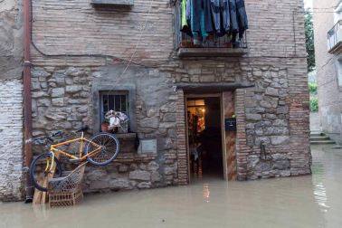 Las copiosas lluvias caídas en toda Navarra en los últimos días pusieron ayer en el punto de mira a los ríos navarros, que estuvieron en estado de alerta durante todo el día. Tras el desborde de los ríos Arga, Arakil, Ega y Aragón este jueves, para hoy el foco se centra en el Ebro, que a las cinco y veinte de la madrugada ha superado los 2.500 m³/s de caudal. A las ocho y media de la mañana, este río registra ya una altura de 7,73 metros y una traída de aguas de 2.644 m³/s.