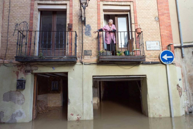 Las copiosas lluvias caídas en toda Navarra en los últimos días pusieron ayer en el punto de mira a los ríos navarros, que estuvieron en estado de alerta durante todo el día. Tras el desborde de los ríos Arga, Arakil, Ega y Aragón este jueves, para hoy el foco se centra en el Ebro, que a las cinco y veinte de la madrugada ha superado los 2.500 m³/s de caudal. A las ocho y media de la mañana, este río registra ya una altura de 7,73 metros y una traída de aguas de 2.644 m³/s.