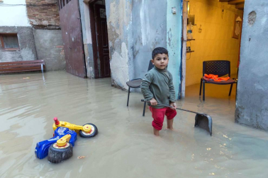 Las copiosas lluvias caídas en toda Navarra en los últimos días pusieron ayer en el punto de mira a los ríos navarros, que estuvieron en estado de alerta durante todo el día. Tras el desborde de los ríos Arga, Arakil, Ega y Aragón este jueves, para hoy el foco se centra en el Ebro, que a las cinco y veinte de la madrugada ha superado los 2.500 m³/s de caudal. A las ocho y media de la mañana, este río registra ya una altura de 7,73 metros y una traída de aguas de 2.644 m³/s.