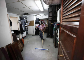 Las copiosas lluvias caídas en toda Navarra en los últimos días pusieron ayer en el punto de mira a los ríos navarros, que estuvieron en estado de alerta durante todo el día. Tras el desborde de los ríos Arga, Arakil, Ega y Aragón este jueves, para hoy el foco se centra en el Ebro, que a las cinco y veinte de la madrugada ha superado los 2.500 m³/s de caudal. A las ocho y media de la mañana, este río registra ya una altura de 7,73 metros y una traída de aguas de 2.644 m³/s.